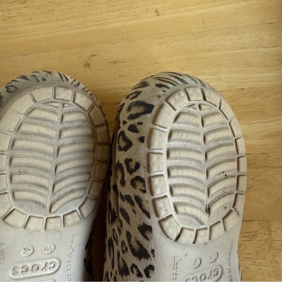 Crocs Kadee Ballet Flat Leopard Animal Print Sz 7 Slip On Work Comfort Casual - Picture 5 of 9